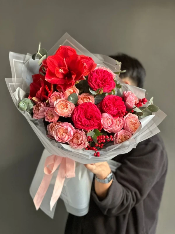 Композиция "Starry Red" — Композиция "Starry Red" — цветочная композиция в декоративном оформлении из амариллисов и роз, оформленная…